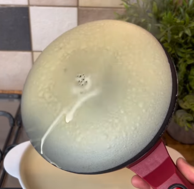 Cook for a few seconds until the crepe is ready.